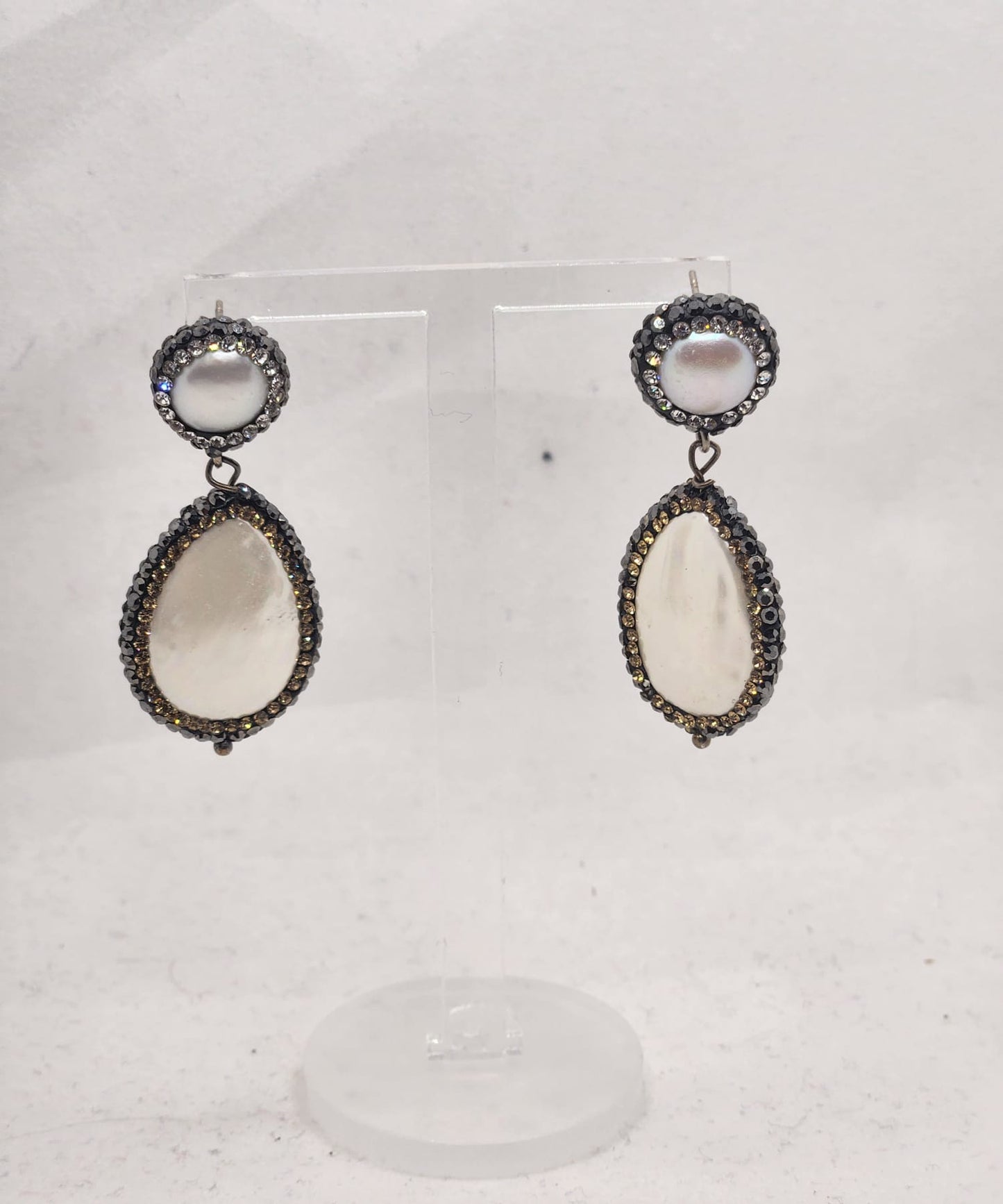 Noir Éclat Pearl Earrings