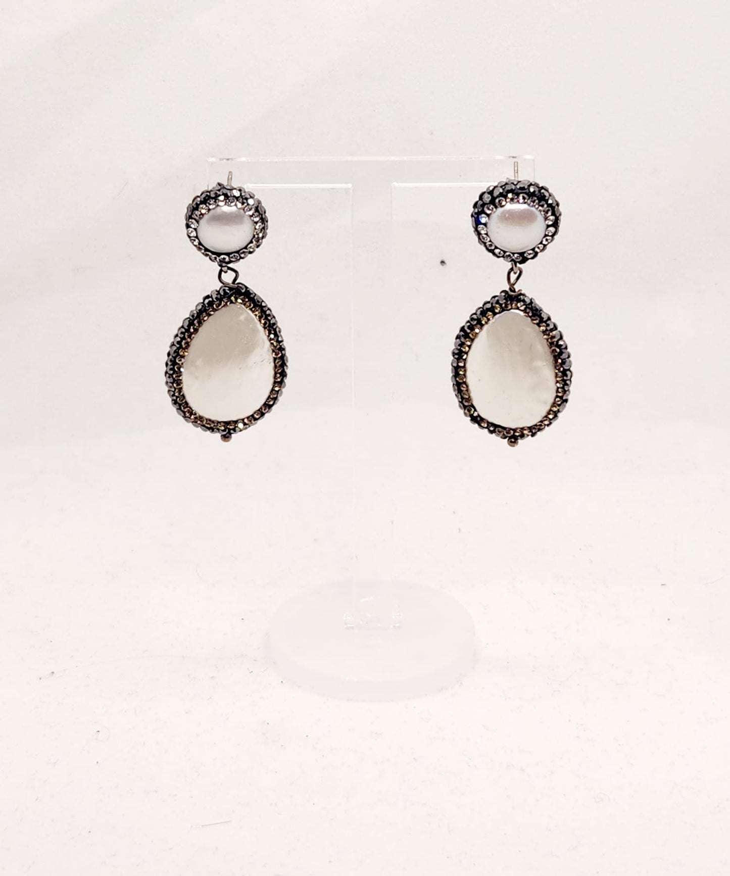 Noir Éclat Pearl Earrings